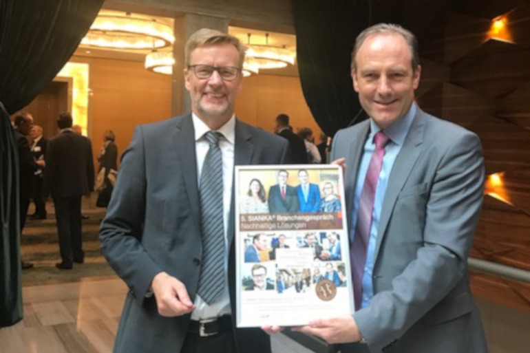 Dr. Andreas Marek erhält Urkunde Branchengespräch 2018